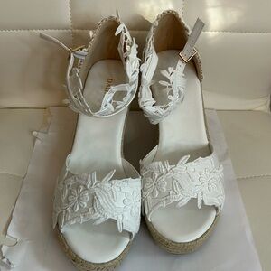 NWOT White wedge strap sandal cotton embroidered size 8